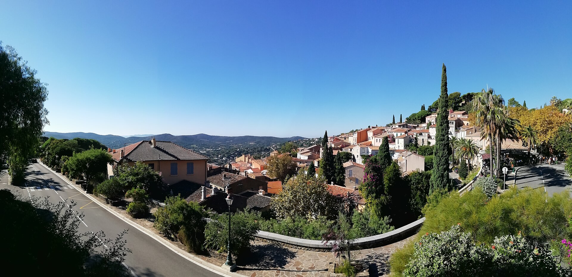 Vue panoramique de Bormes-les-Mimosas, village perch&eacute; sur la colline avec les montagnes varoises en arri&egrave;re-plan