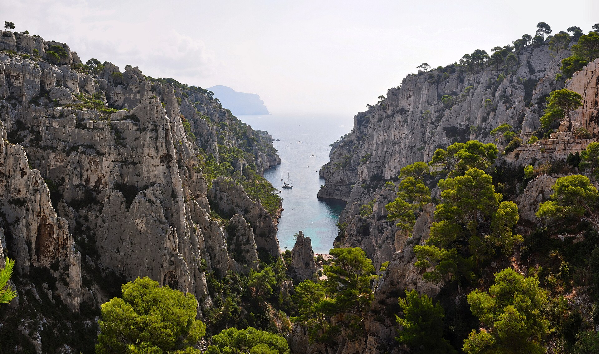Calanque d'En-Vau &agrave; Cassis, falaises blanches et eaux turquoise