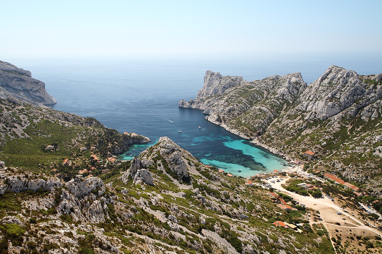 Calanque de Sormiou &agrave; Marseille, eau turquoise nich&eacute;e entre les falaises calcaires