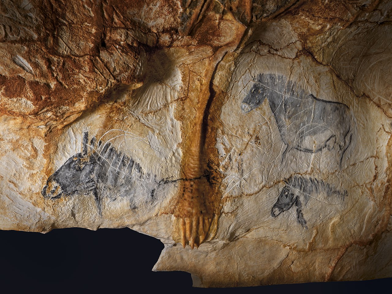 Panneau des chevaux de la grotte Cosquer, peinture rupestre vieille de 33 000 ans reproduite &agrave; Cosquer M&eacute;diterran&eacute;e