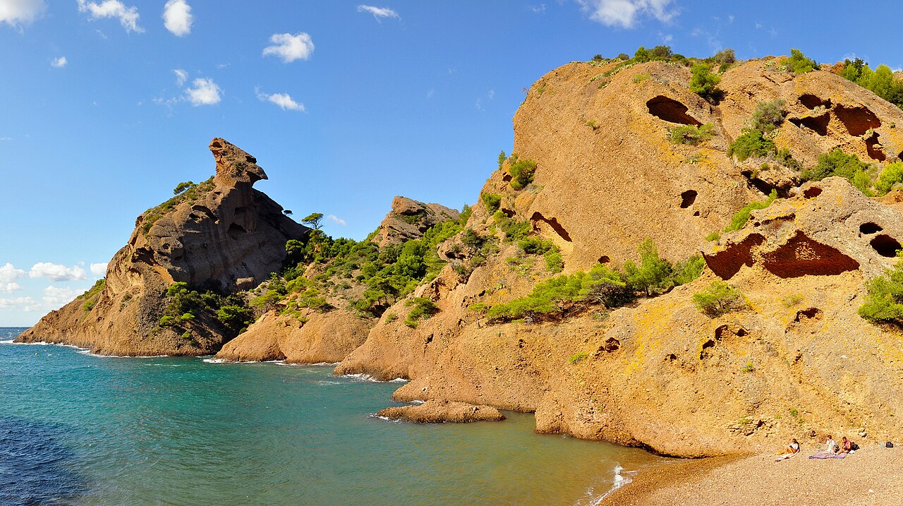 Calanque de Figuerolles avec le Rocher du Capucin, eau turquoise et falaises de pudding