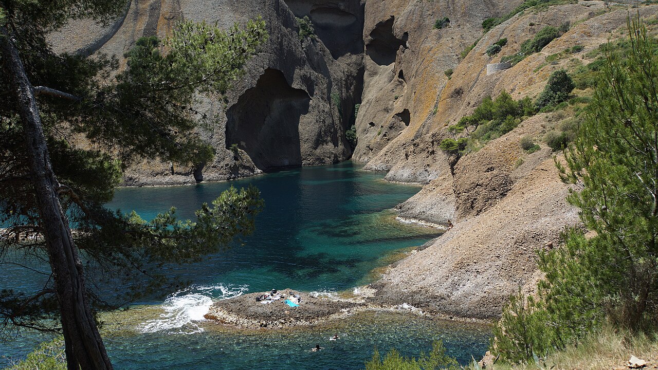 Calanque du Mugel &agrave; La Ciotat, eau turquoise nich&eacute;e entre les falaises de poudingue