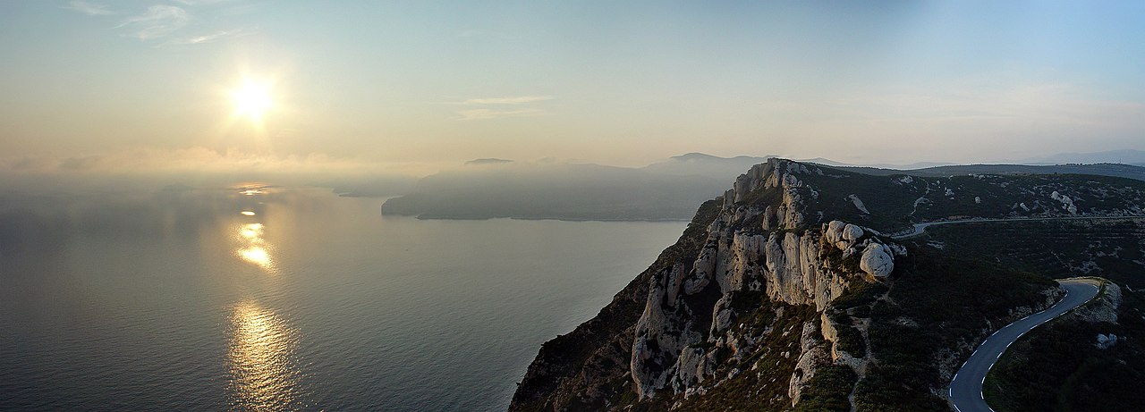 Vue panoramique de la Route des Cr&ecirc;tes au Cap Canaille, falaises et m&eacute;diterran&eacute;e au coucher du soleil