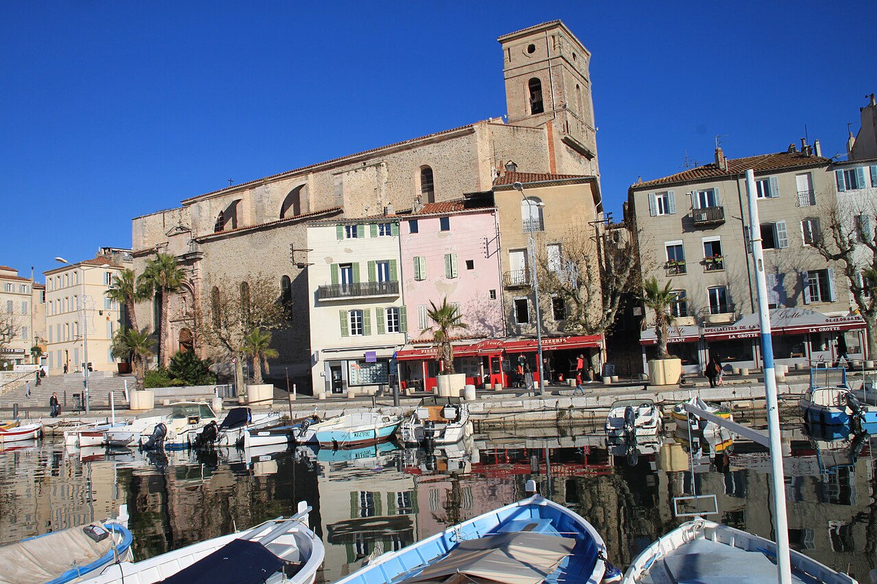 Vieux port de La Ciotat avec l'&eacute;glise Notre-Dame-de-l'Assomption et ses fa&ccedil;ades color&eacute;es